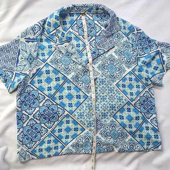 Loose-fitting v-neck button-front patterned blouse with collar Medium EUC - Picture 4 of 6